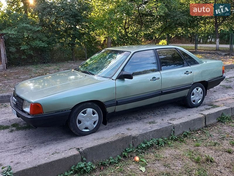 Седан Audi 100 1983 в Володимирі