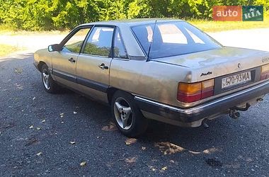 Седан Audi 100 1985 в Каневе