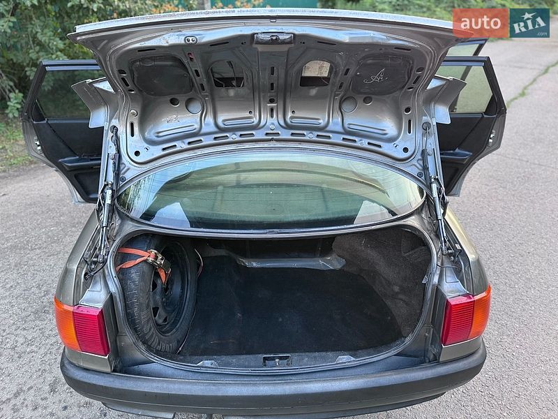 Седан Audi 80 1988 в Глобиному