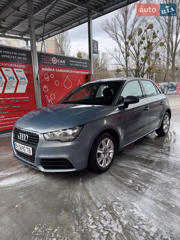 Хэтчбек Audi A1 2012 в 