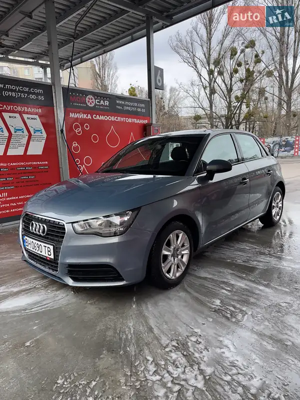 Хэтчбек Audi A1 2012 в 
