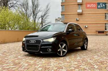 Хэтчбек Audi A1 2010 в 