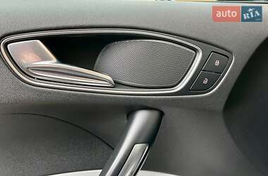 Хэтчбек Audi A1 2010 в 
