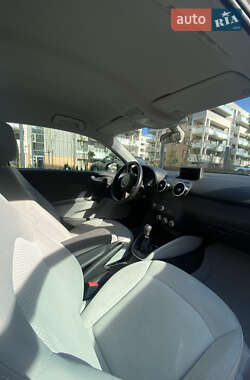 Хэтчбек Audi A1 2010 в 