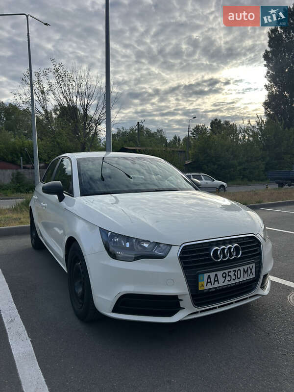 Хэтчбек Audi A1 2013 в 