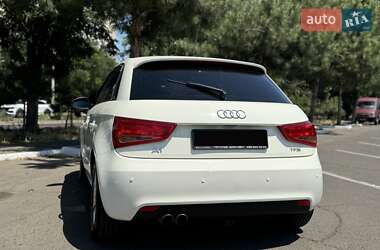 Хэтчбек Audi A1 2012 в 
