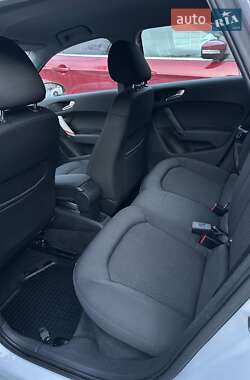 Хэтчбек Audi A1 2012 в 