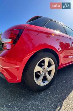 Хетчбек Audi A1 2015 в 