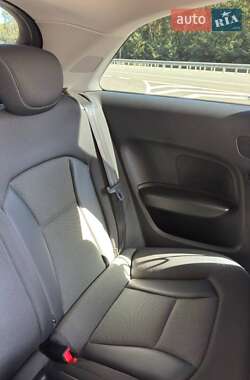 Хетчбек Audi A1 2015 в 
