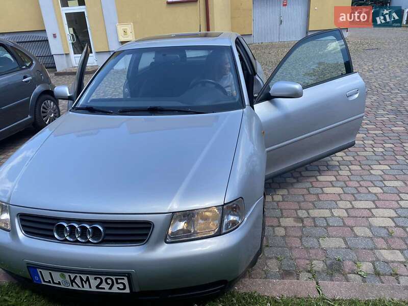 Хэтчбек Audi A3 2000 в 