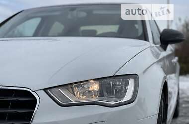 Седан Audi A3 2015 в Ужгороді