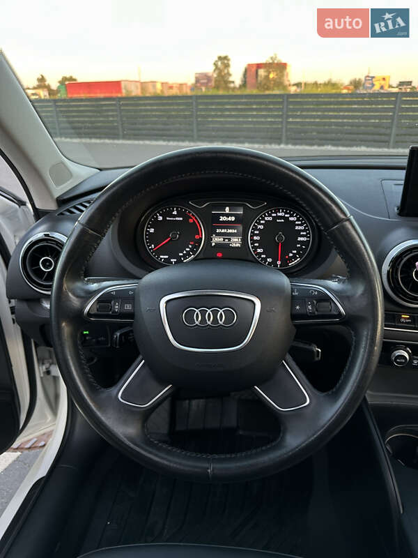 Седан Audi A3 2016 в Ужгороде
