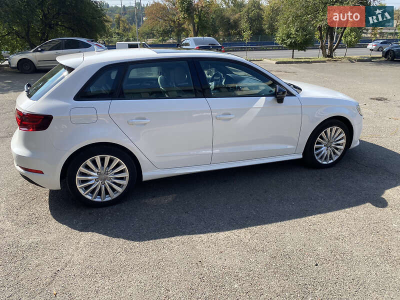 Хэтчбек Audi A3 2015 в Киеве