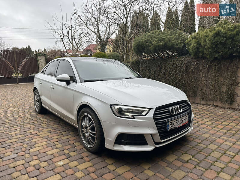 Седан Audi A3 2016 в Ровно