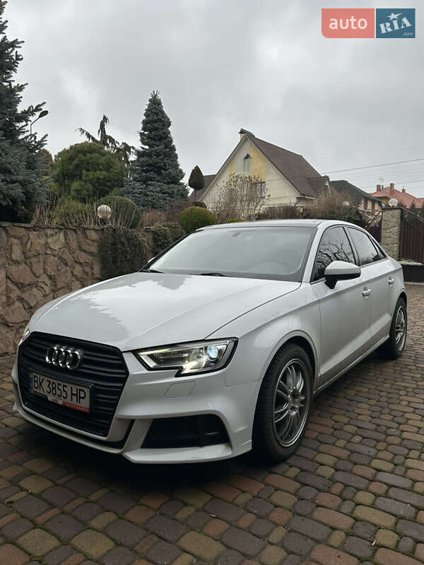 Седан Audi A3 2016 в Ровно