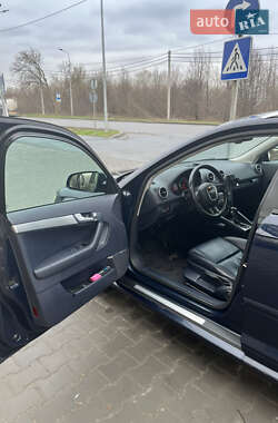 Хэтчбек Audi A3 2004 в 