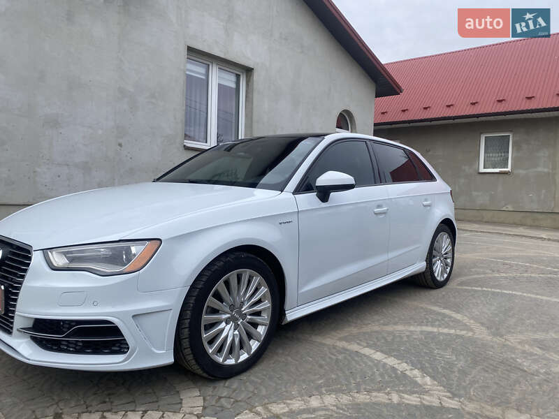 Хэтчбек Audi A3 2016 в Новояворовске
