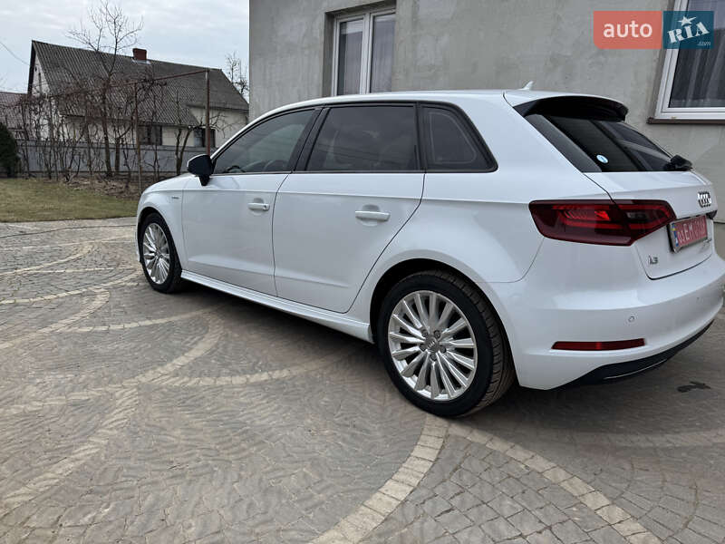 Хэтчбек Audi A3 2016 в Новояворовске