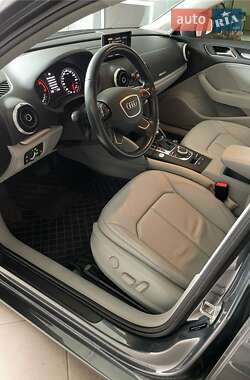 Седан Audi A3 2016 в Ужгороді