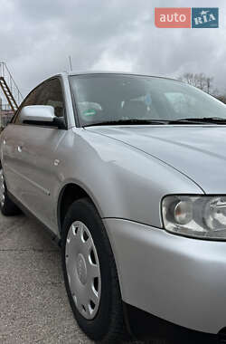 Хэтчбек Audi A3 2002 в 