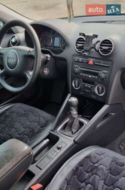 Хэтчбек Audi A3 2004 в 