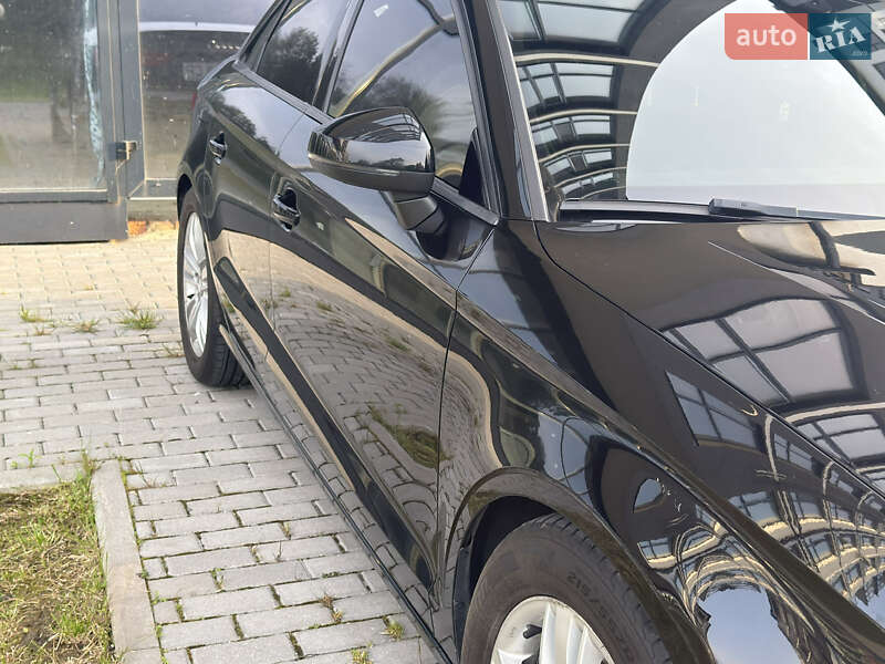 Седан Audi A3 2015 в Рівному