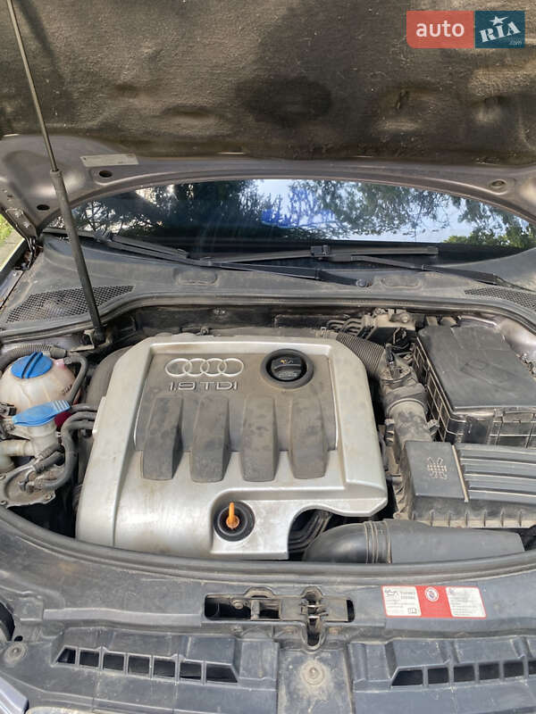 Хэтчбек Audi A3 2004 в Ужгороде