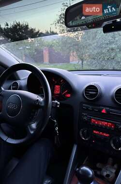 Хэтчбек Audi A3 2004 в 