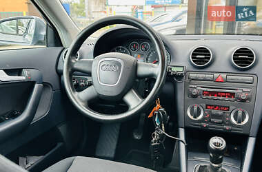 Хэтчбек Audi A3 2004 в 