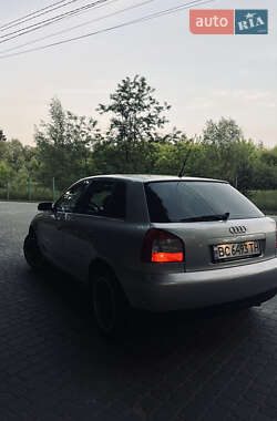 Хэтчбек Audi A3 2001 в 