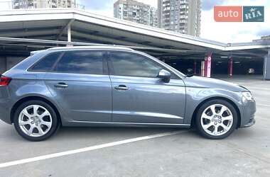 Хэтчбек Audi A3 2016 в 