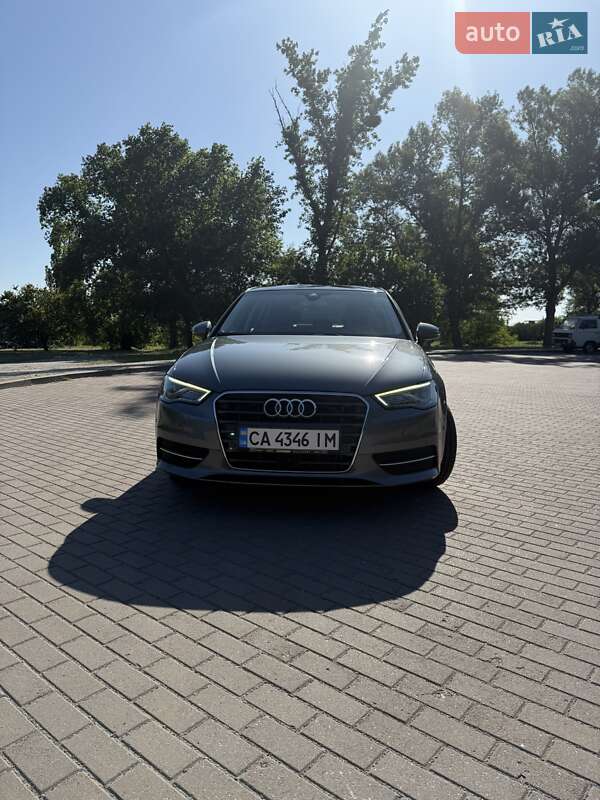 Хэтчбек Audi A3 2015 в 
