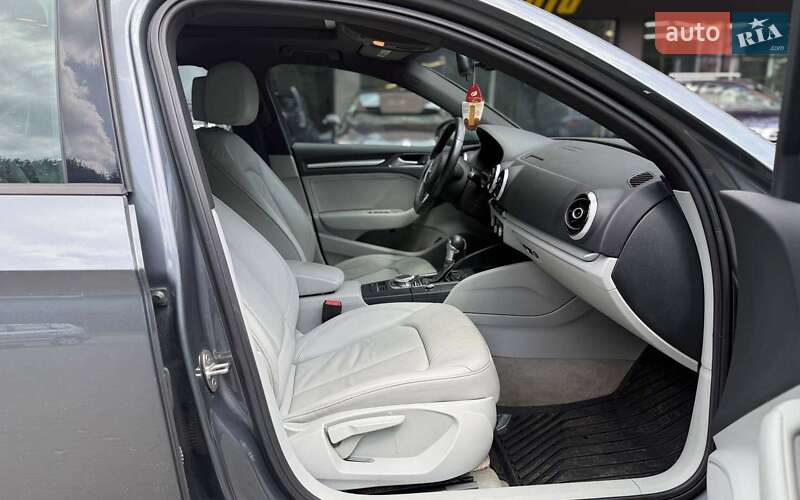 Седан Audi A3 2015 в Чернівцях