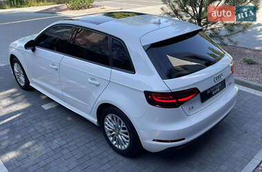 Хэтчбек Audi A3 2016 в 
