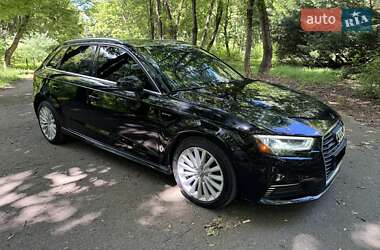 Хэтчбек Audi A3 2017 в 