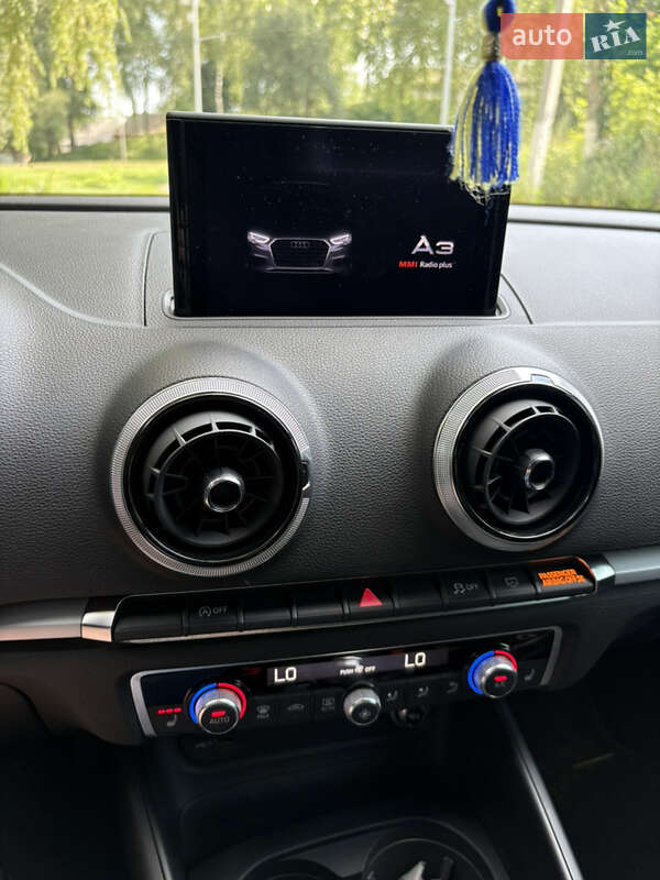 Седан Audi A3 2018 в Ромнах