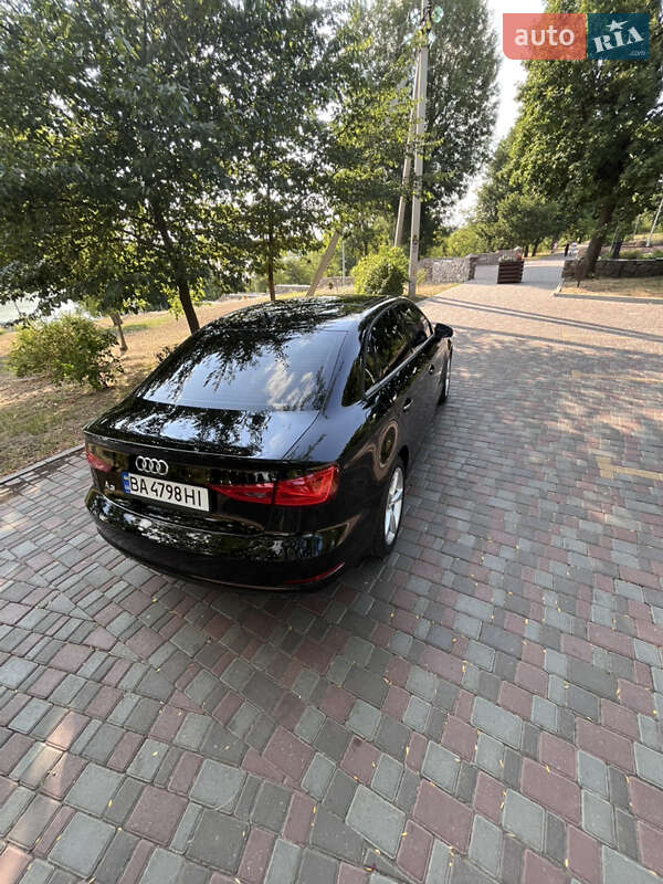 Седан Audi A3 2015 в Кропивницком