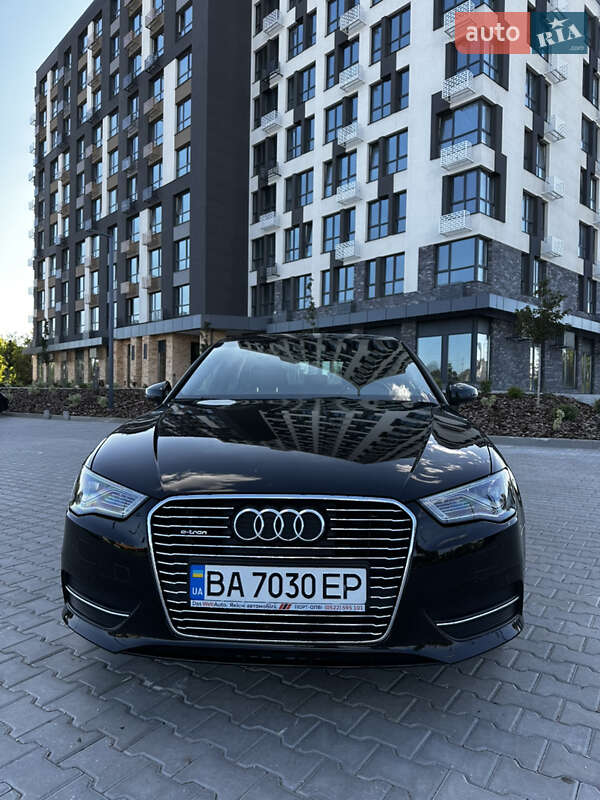 Хэтчбек Audi A3 2015 в 