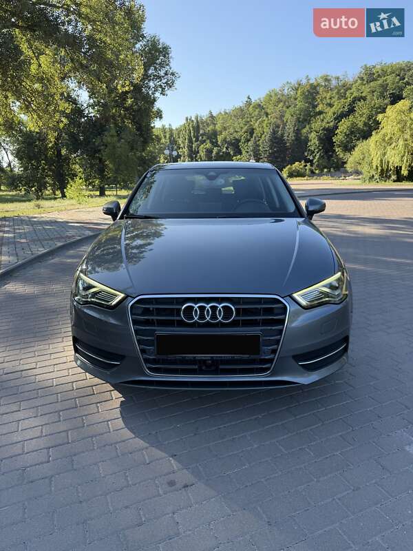 Хетчбек Audi A3 2015 в 