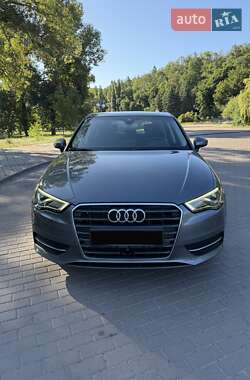 Хетчбек Audi A3 2015 в 