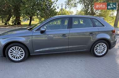 Хетчбек Audi A3 2015 в 