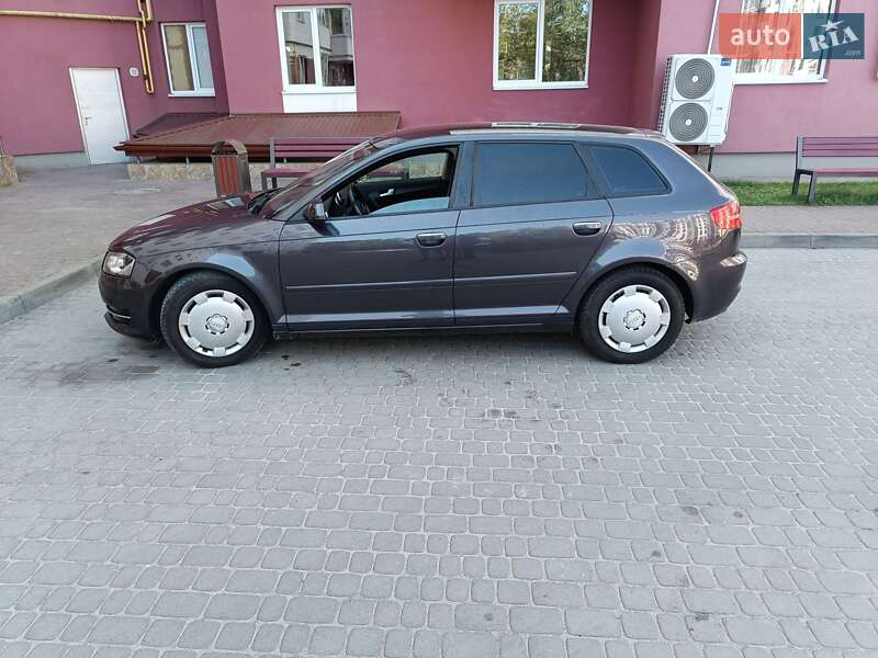 Хэтчбек Audi A3 2011 в Новояворовске