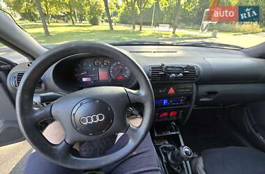 Хэтчбек Audi A3 1999 в 