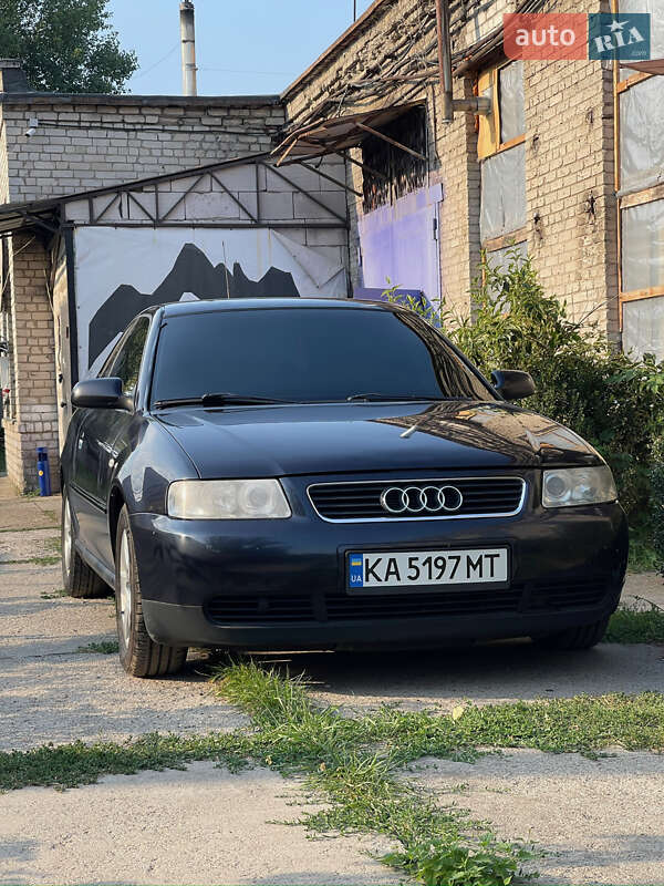 Хэтчбек Audi A3 2001 в 