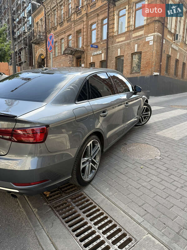 Седан Audi A3 2017 в Днепре