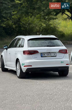 Хэтчбек Audi A3 2015 в 
