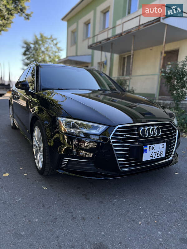 Седан Audi A3 2017 в Ровно