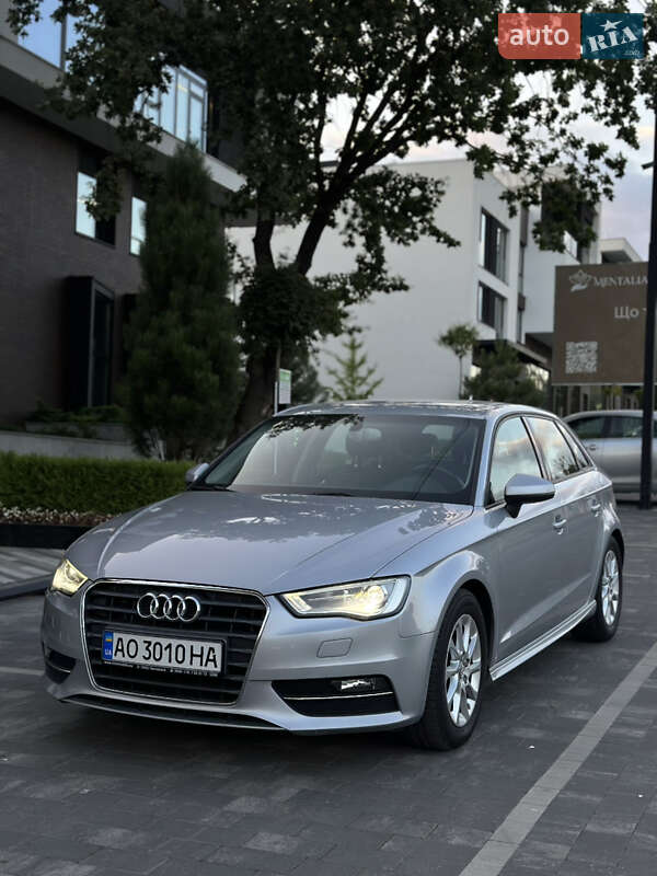 Хетчбек Audi A3 2015 в 