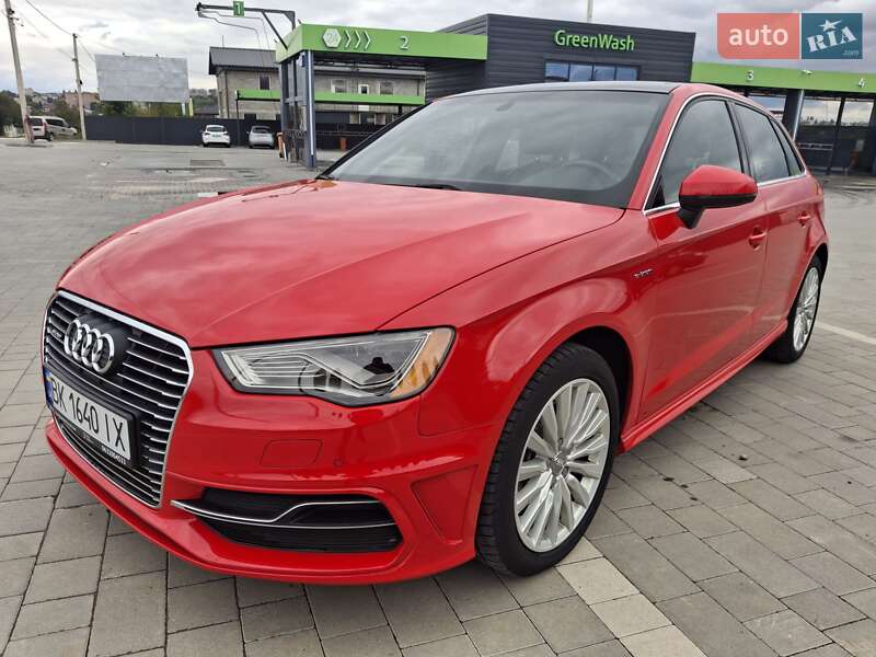 Хетчбек Audi A3 2015 в 