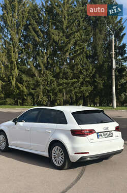 Хэтчбек Audi A3 2016 в 